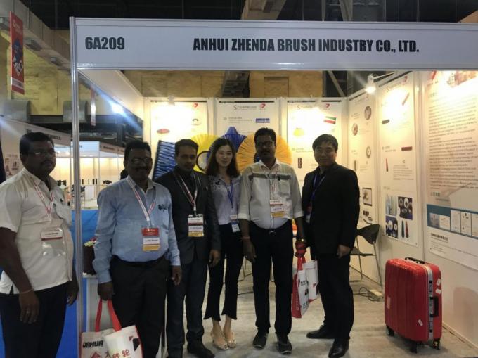 فرشاة تنظيف الألواح الشمسية من خيوط النايلون مع أنبوب تغذية المياه 13